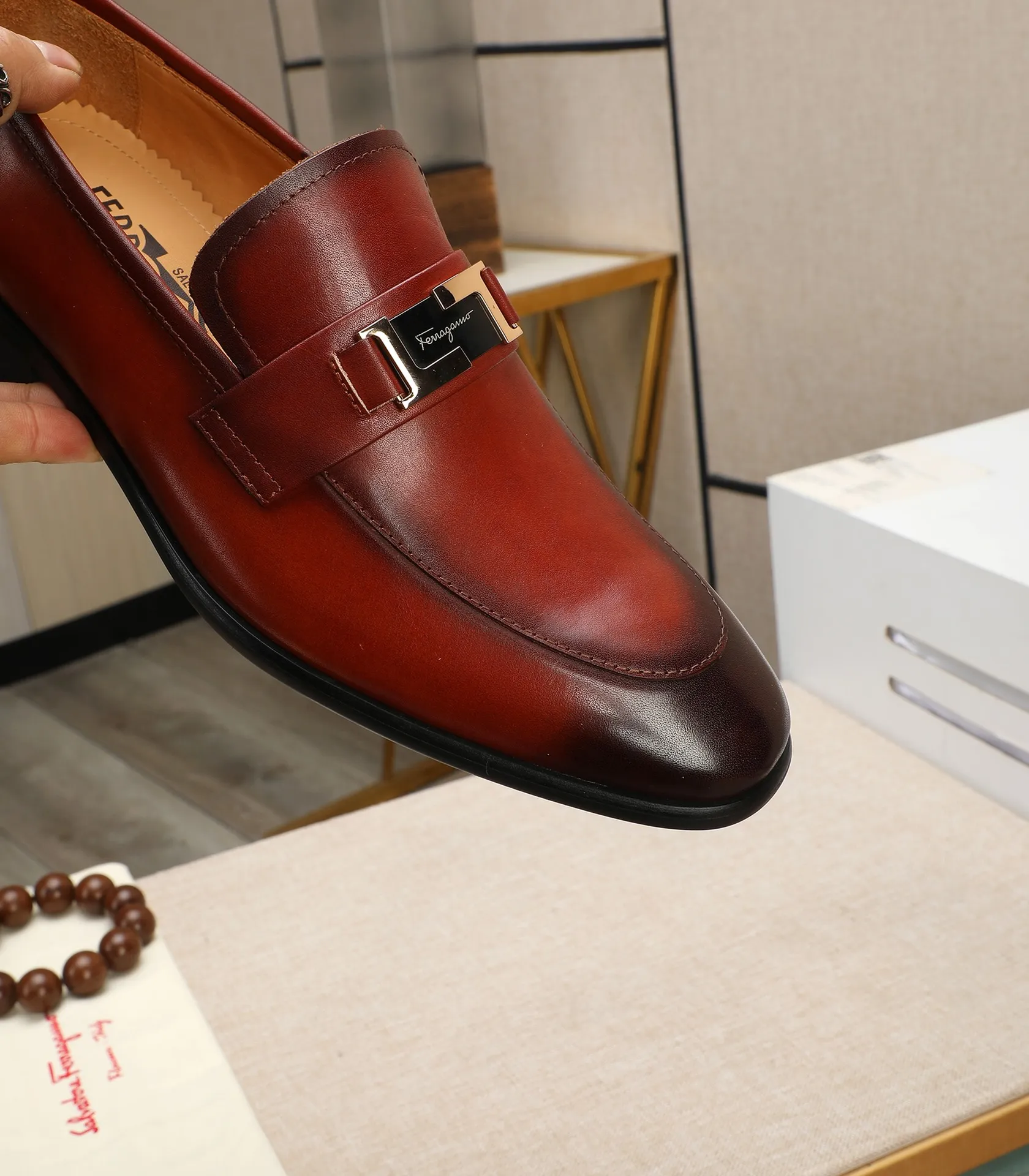 Men's shoes 💰540📛📛(water-dyed cowhide) Salvatore Ferragamo high-end (Salvatore Ferragamo) is the world's top luxury footwear brand. It comes from the fashion kingdom of Italy and is famous all over the world for its traditional handmade design and novel styles...🚶🏻🚶🏻New suit shoes are available simultaneously at the counter. This model is purely handmade. The fabric is imported from Italy's original first-layer cowhide. Soft water-dyed cowhide lining. Original authentic outsole🌀🌀Size: 38➖44 (45 customized)